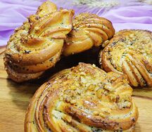 Булочка с грецким орехом и маком