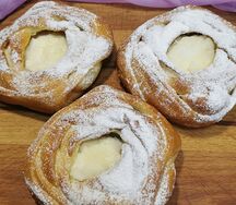 Венгерка с творогом и малиной