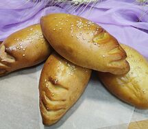 Пирожок с зеленым луком и яйцом