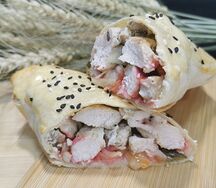 Ролл с курицей и овощами