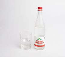 Вода питьевая газированная в стекле Горная Вершина