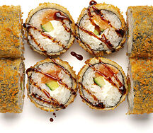 Жареный ролл с лососем и креветкой в соусе терияки