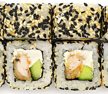 Ролл с жареной креветкой и огурцом