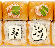 Ролл с лососем, огурцом и нежным сыром