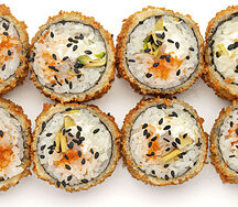 Жареный ролл с жареной креветкой и авокадо