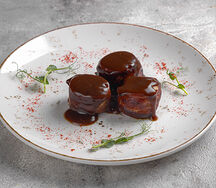 Медальоны из cвинoй вырезки