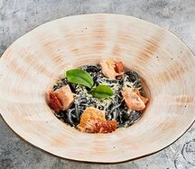 Черная паста с лососем