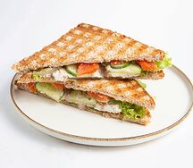 Сэндвич с форелью, сливочным сыром и свежим огурцом