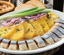 Селедка с картофелем и маринованным луком