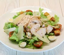 Салат цезарь с куриным филе (220 гр.)