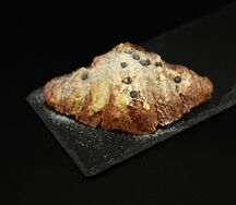 Круассан шоколадный с вишней