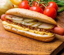 Датский хот-дог с маринованными огурцами и луком фри