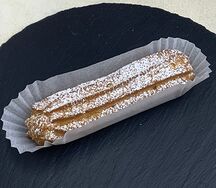 Эклер с заварным кремом