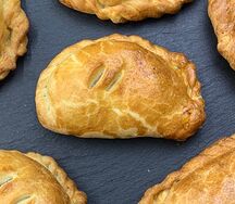 Пирожок с яблоком и брусникой