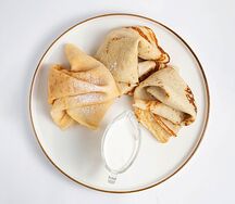 Блинчики с маслом, сметаной и сахарной пудрой