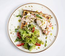 Бельгийская вафля с яйцом пашот