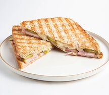 Сэндвич с сыром колби и мясом дичи