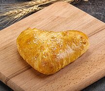Печёный пирожок с яйцом и луком