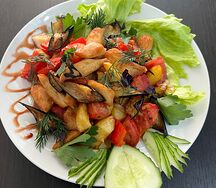 Теплый салат с курицей и жареными овощами