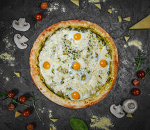 Пицца со шпинатом и яйцом