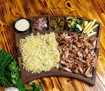 Донер на тарелке с рисом и курицей