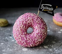 Донат с розовой глазурью