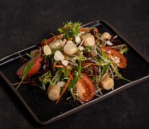 Салат овощной с гребешком