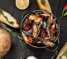 Мидии в соусе том ям и хрустящий багет