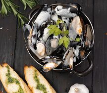 Мидии в сливочно-сырном соусе и хрустящий багет