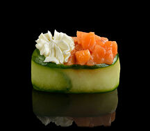 Гункан с лососем