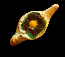 Хачапури лодочка с томатом и шпинатом