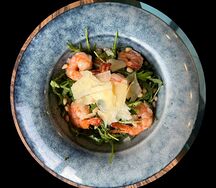 Салат с креветками и рукколой