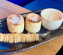 Сырники со сметаной и бананом