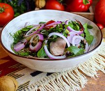 Теплый салат с языком и рукколой