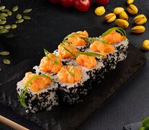 Ролл с лососем в остром соусе