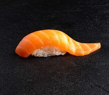 Суши с копченым лососем