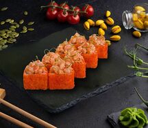 Ред ролл с тигровой креветкой и острым соусом