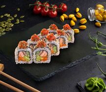 Ролл с жареным лососем и соусом спайси
