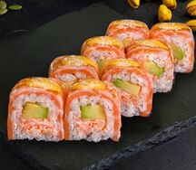 Ролл с лососем татаки