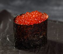 Гункан с икрой лосося