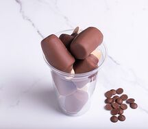Бананы в шоколаде в стаканчике