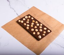 Плитка из молочного бельгийского шоколада с фундуком