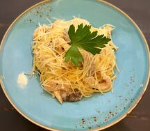 Спагетти в сливочном соусе с курицей и грибами