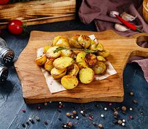 Молодой запеченный картофель с розмарином