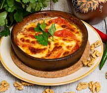 Жареный сулугуни со свежими помидорами