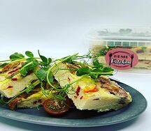 Омлет с охотничьими колбасками и овощами