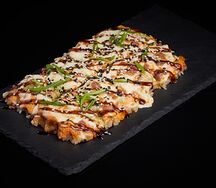 Суши пицца с курицей и грибами