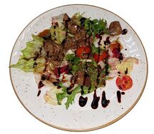 Салат с тёплой куриной печенью
