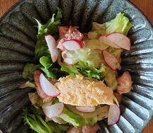 Теплый салат из печени трески с голландским соусом 