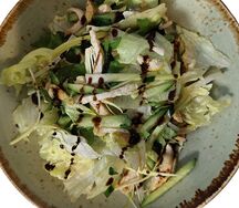Зелёный салат с курицей гриль